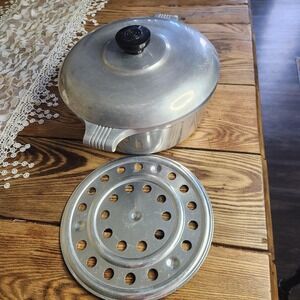 Vintage Magnalite GHC 3qt dutch oven with trivet